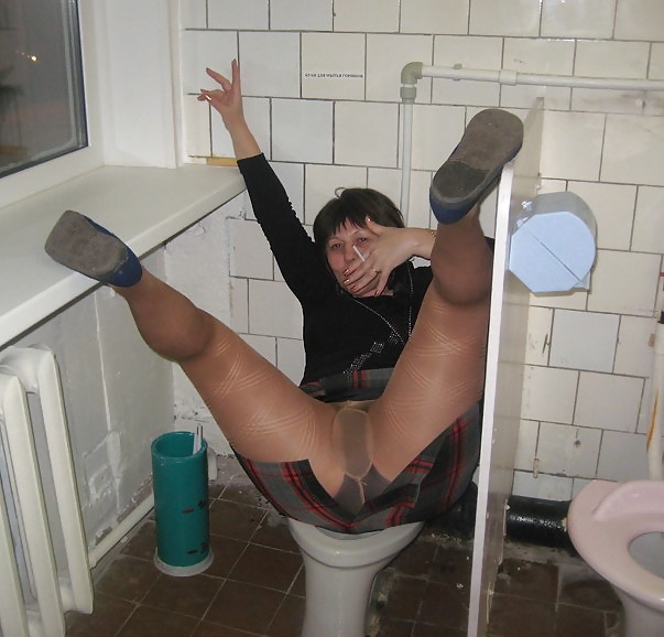 Posiert In WC #16520062