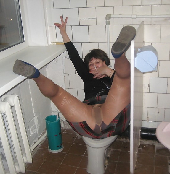 Posiert In WC #16520064