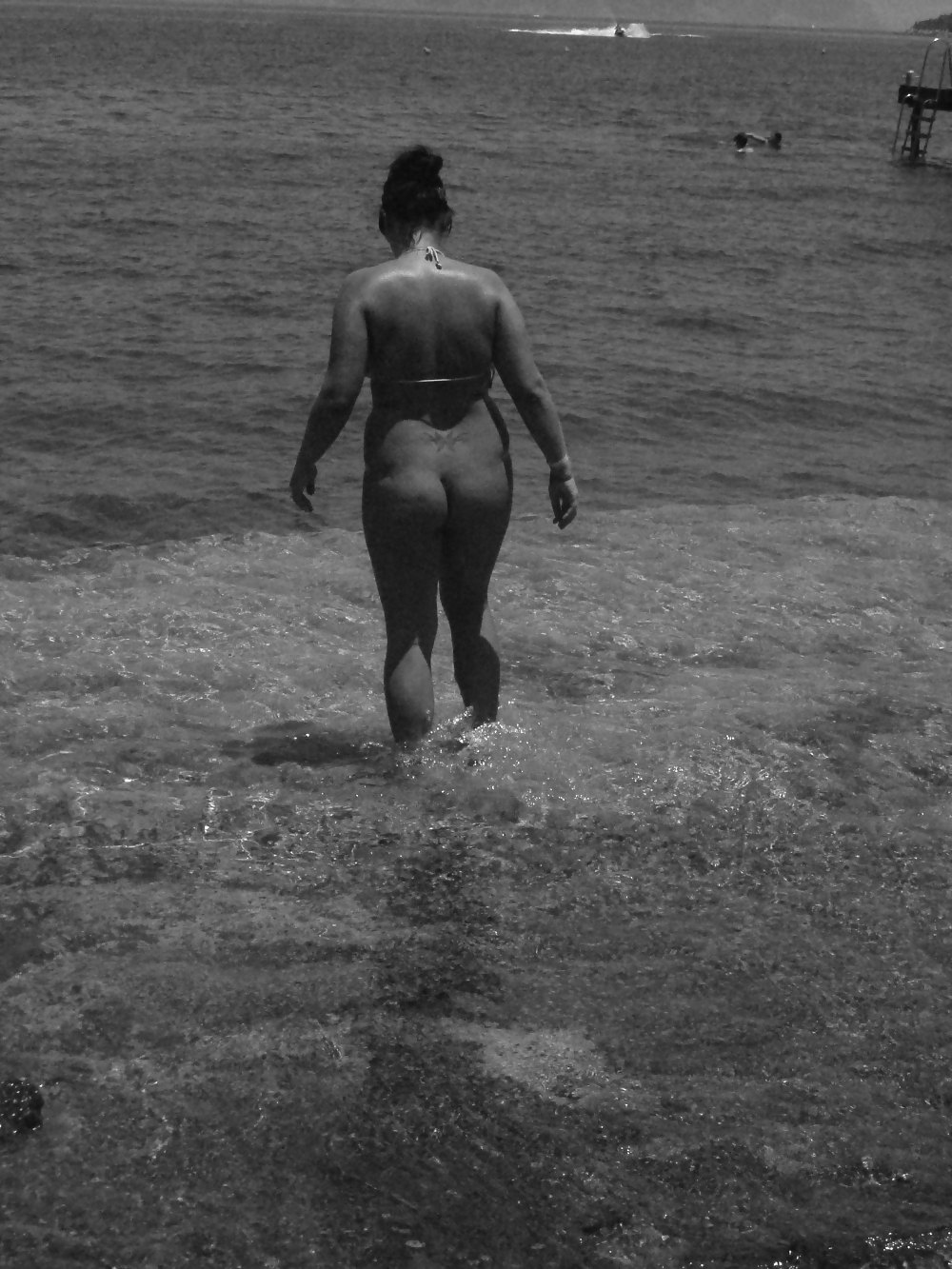 Yo desnudo en la playa nudista
 #19796478