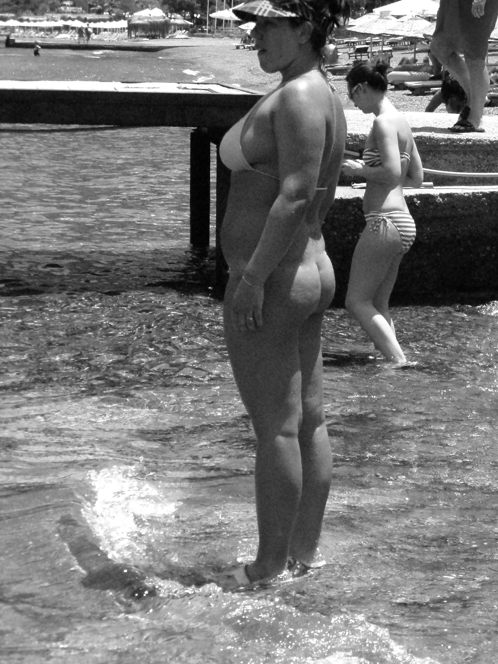Yo desnudo en la playa nudista
 #19796487