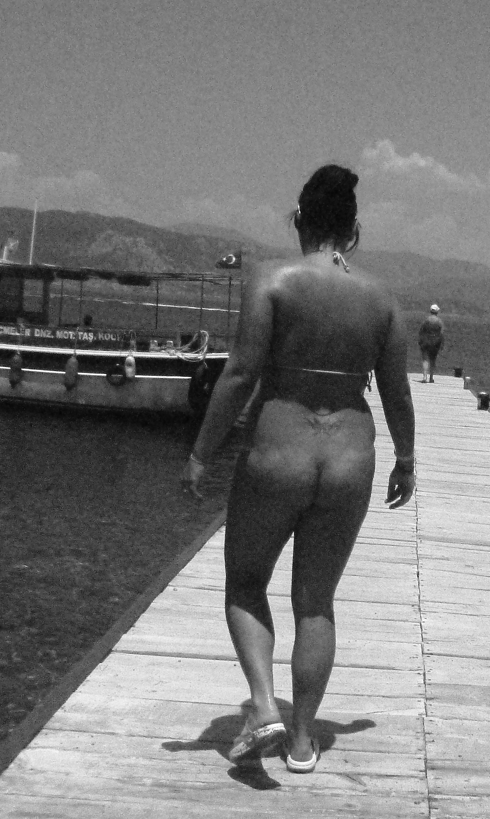 Yo desnudo en la playa nudista
 #19796501