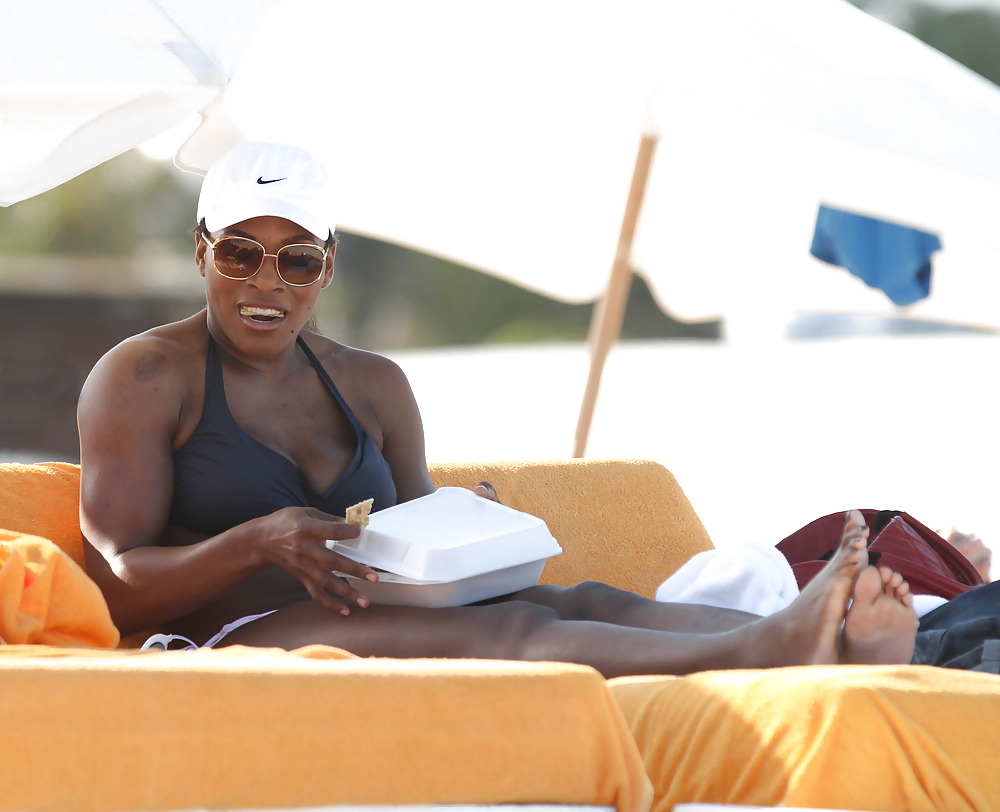 Serena williams - bikini candids a miami beach
 #5325519