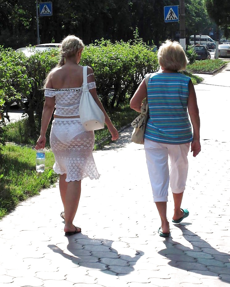 Heiße Frauen In Der Öffentlichkeit Zu Sehen Durch Kleidern #21203739