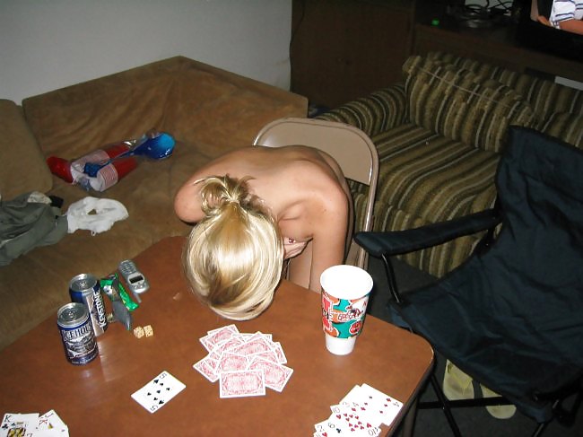 Jolie Fille Strip Lose Jeu De Poker #5037355