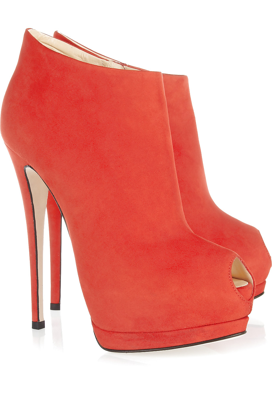 Arousing Some sneakers