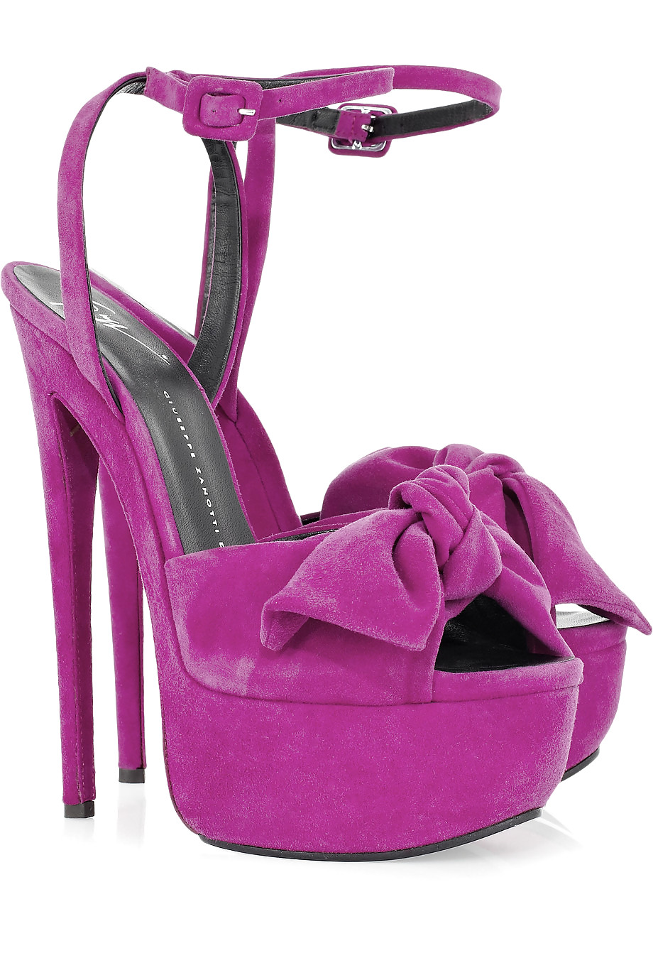 Some sneakers  #9634869