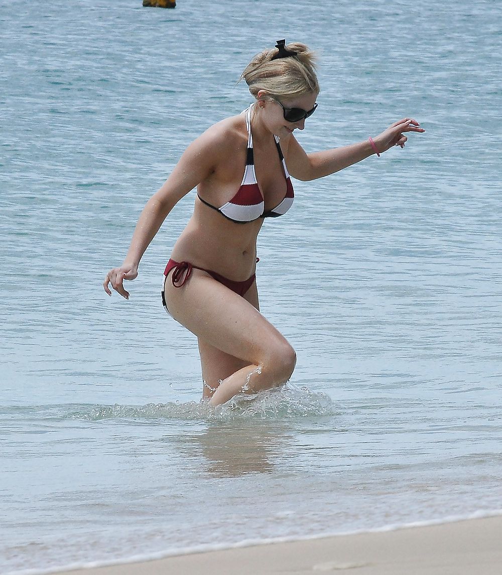 Gemma merna jugando en la playa en un bikini rojo y blanco
 #4797128