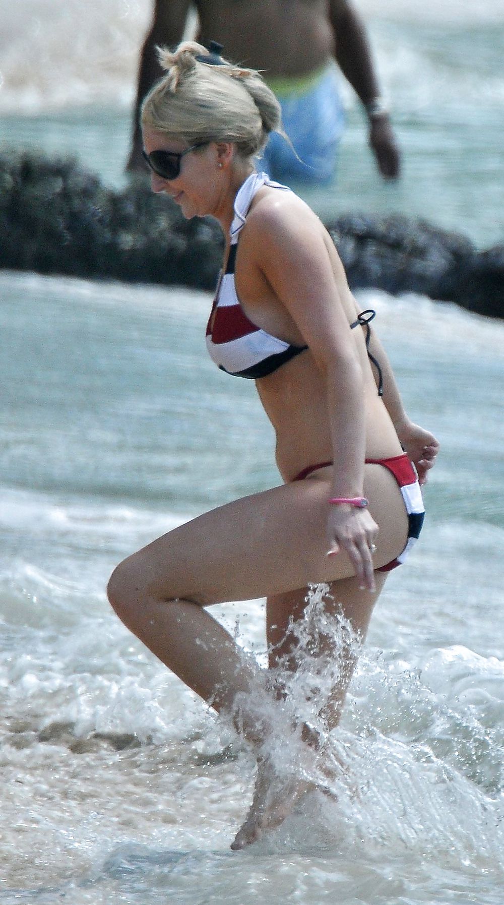 Gemma Merna In Einem Roten Und Weißen Bikini Am Strand Spielen #4797138