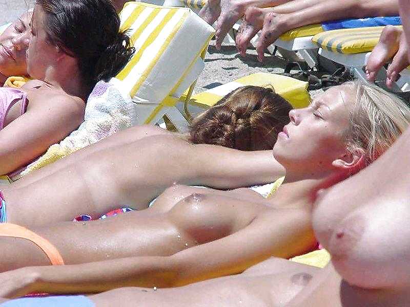 Ragazze della spiaggia in topless
 #13283445