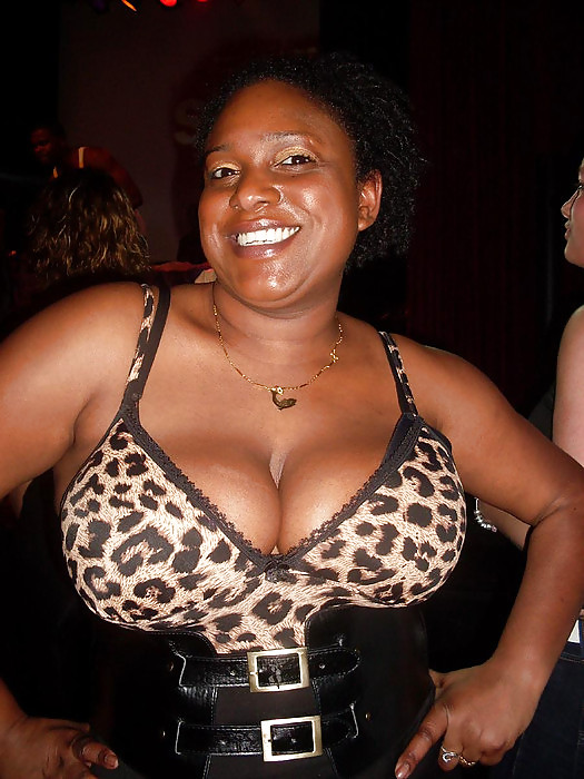 Dutch Ebony cleavage  #1082401