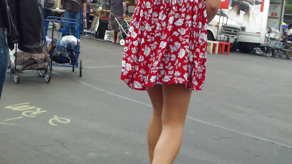 Hot ragazza giovane in abito rosso con grandi gambe
 #9946436