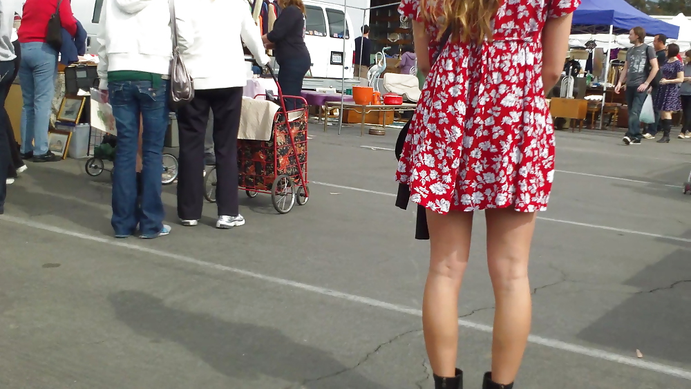 Hot ragazza giovane in abito rosso con grandi gambe
 #9946491