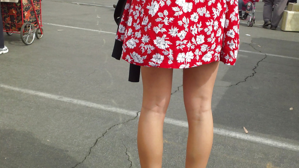 Hot ragazza giovane in abito rosso con grandi gambe
 #9946512