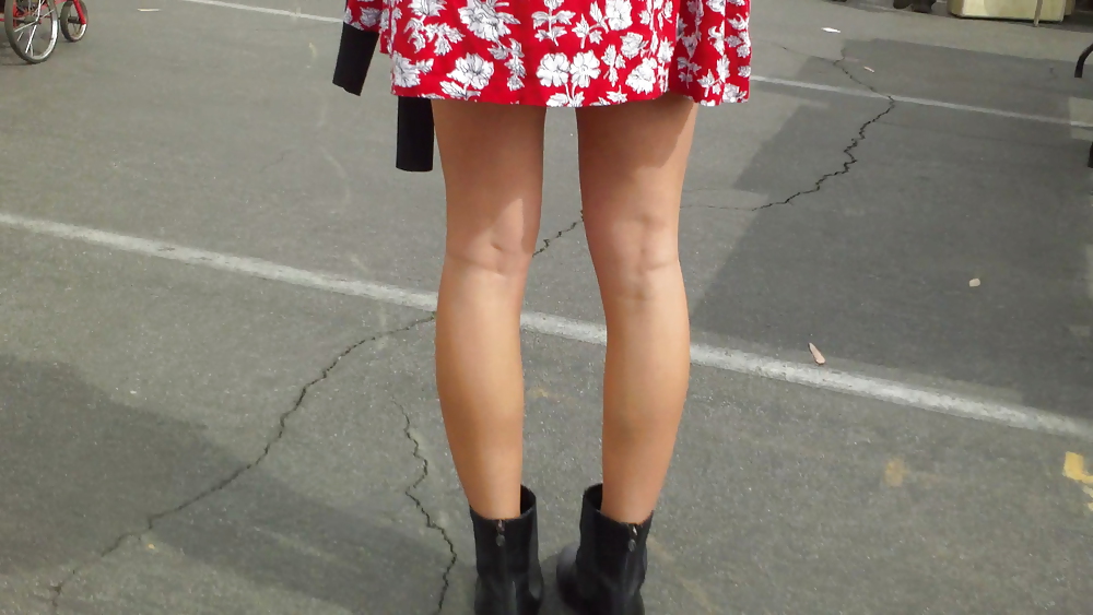Hot ragazza giovane in abito rosso con grandi gambe
 #9946535