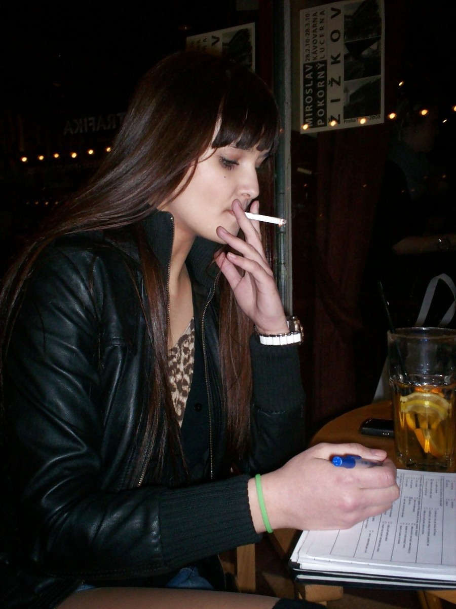 Fumo 010 - brunetta amatoriale con le gambe in un bar
 #12645302