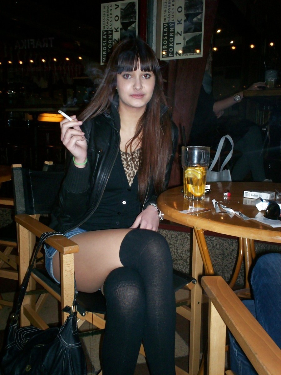 Fumo 010 - brunetta amatoriale con le gambe in un bar
 #12645330