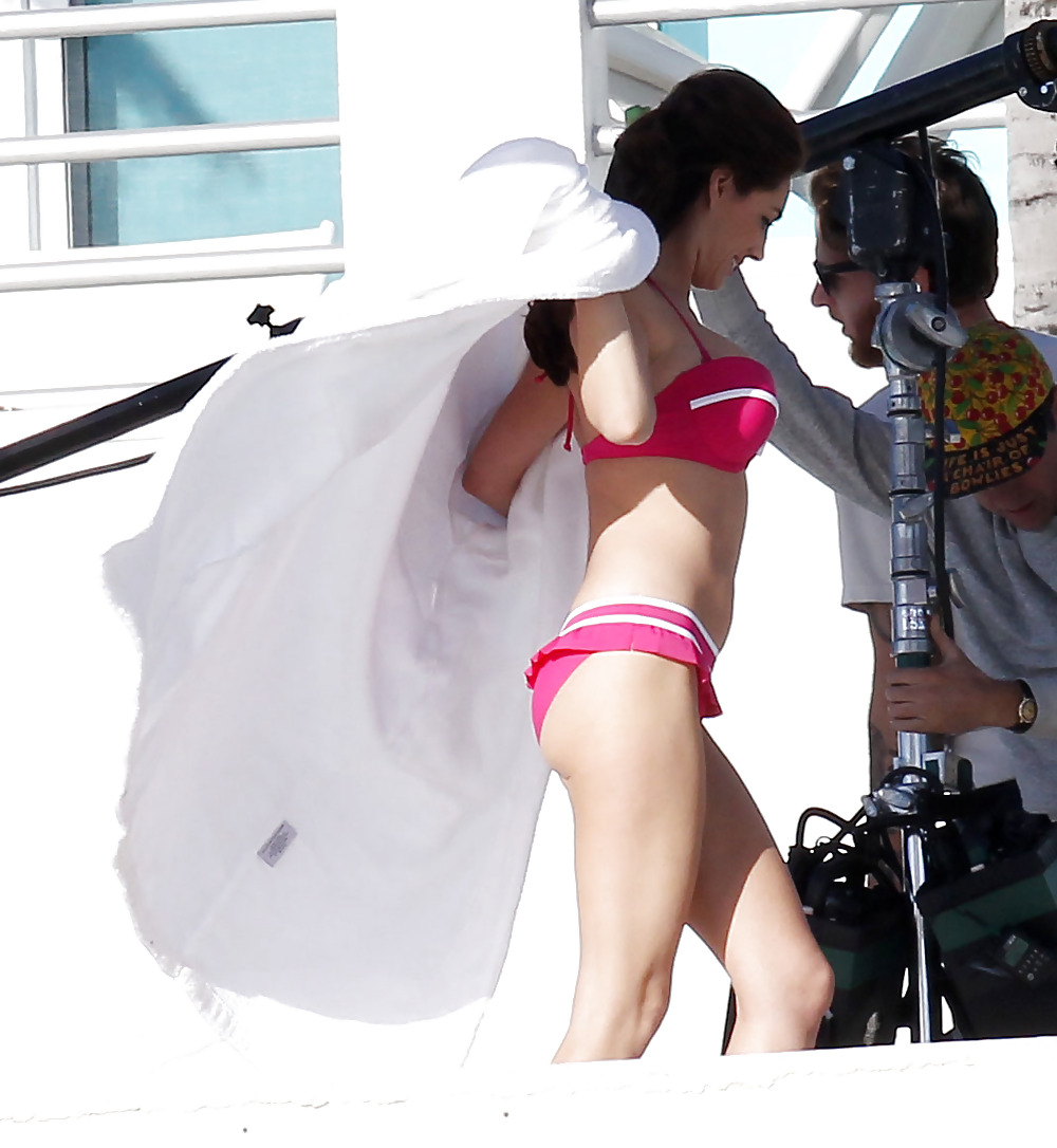 Kelly Brook En Bikini Pour Un Tournage Dans La #2582694