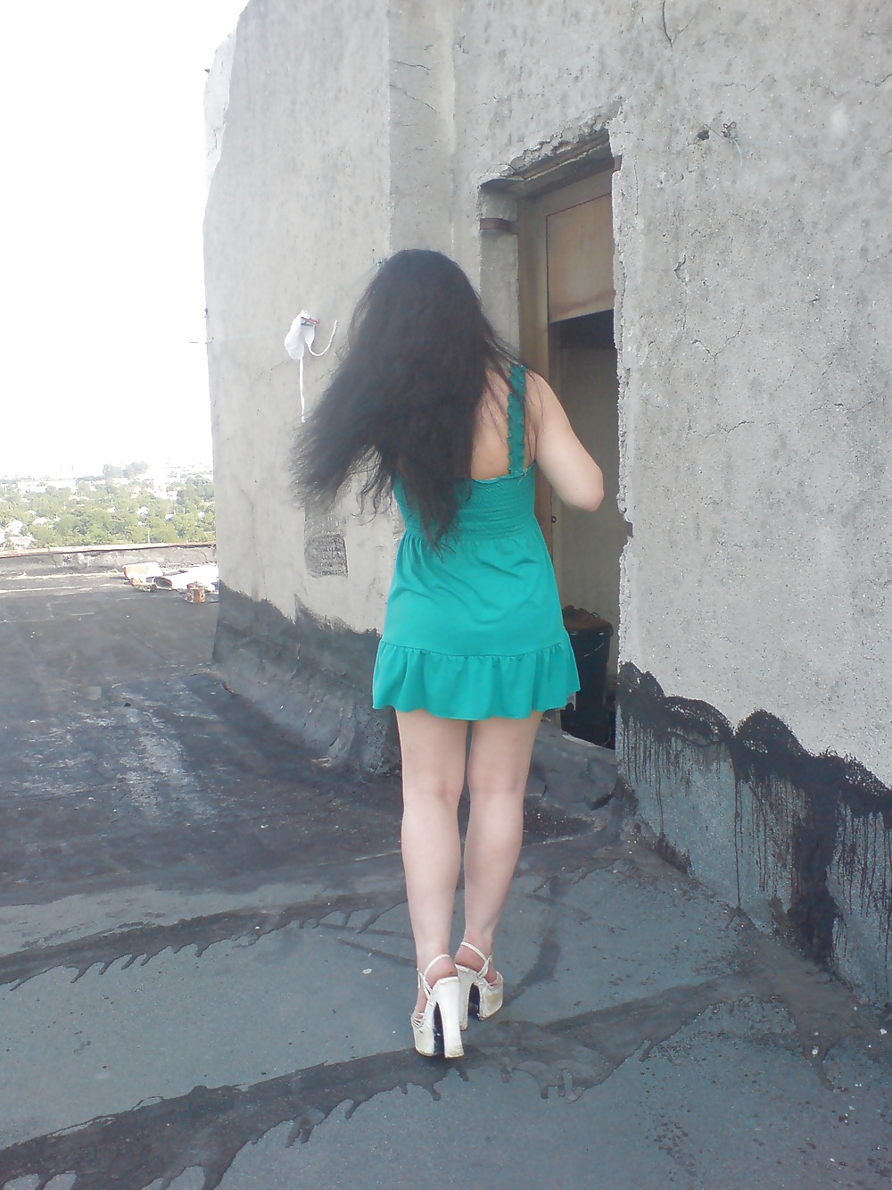 Skirt spy girl building romanian -sus pe bloc la un gratar #22024042