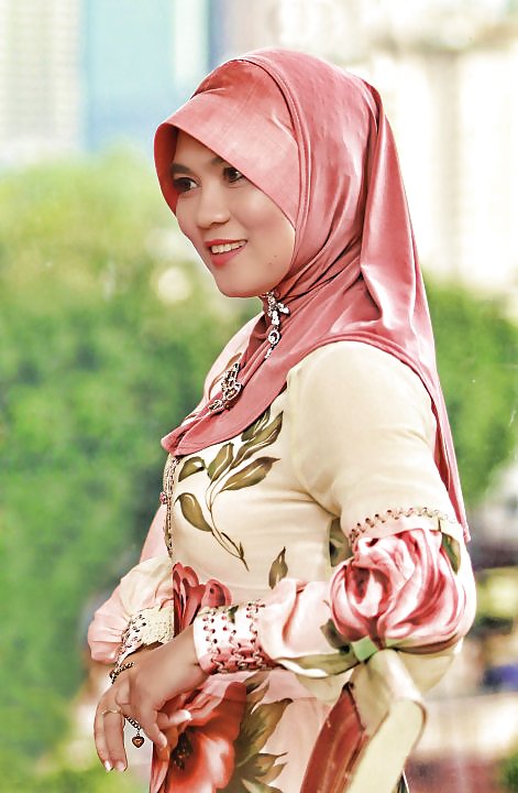 Femme Malay #13550392