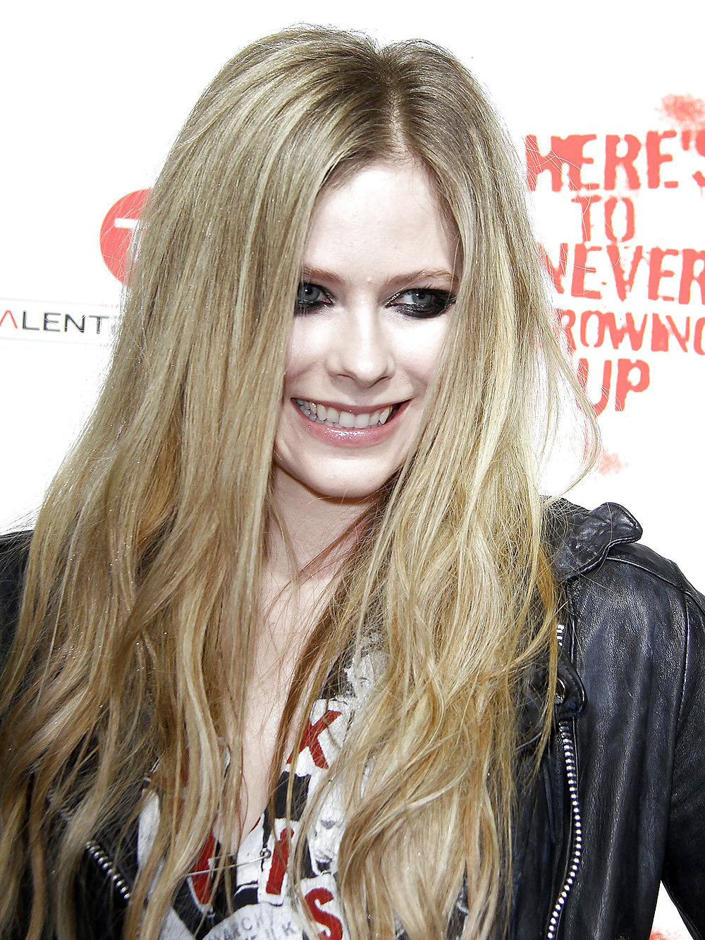 Avril Ramona Lavigne - A Fuckable Beauty #19599335