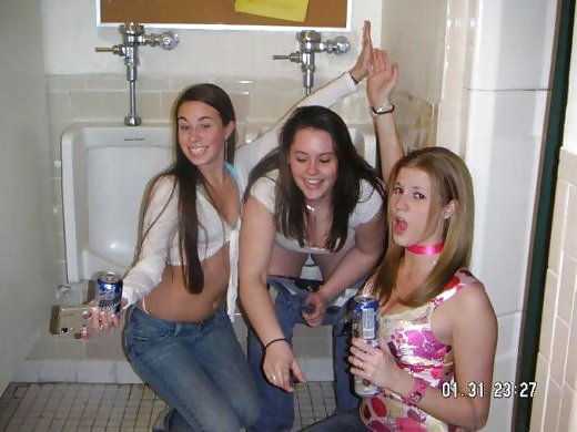 Ragazze che usano il bagno degli uomini - coolbudy
 #8159304