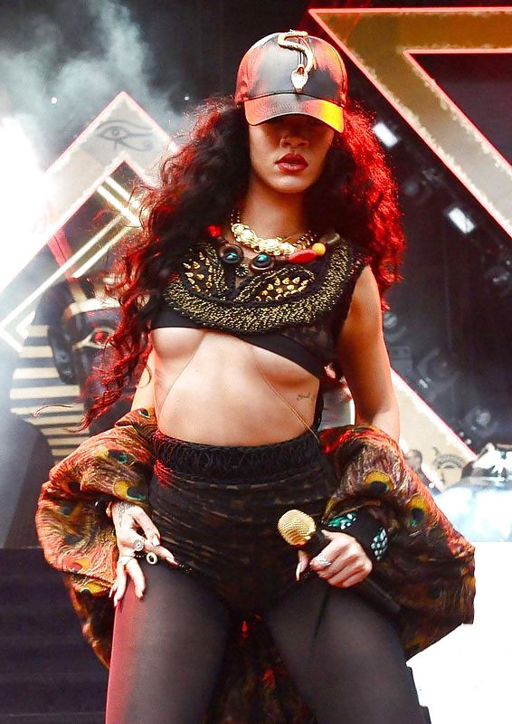 Rihanna Wireless Festival UNDERBOOB! #10148678