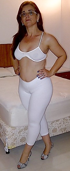 Mi esposa brasileña con curvas usando un suplex blanco ajustado
 #19302022