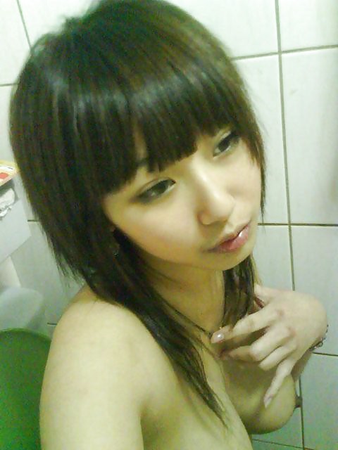 Linda chica asiática toma fotos de sus grandes pechos
 #2845952