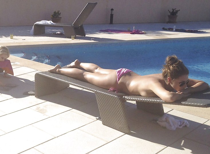 Lucy pinder che prende il sole in topless
 #15529892