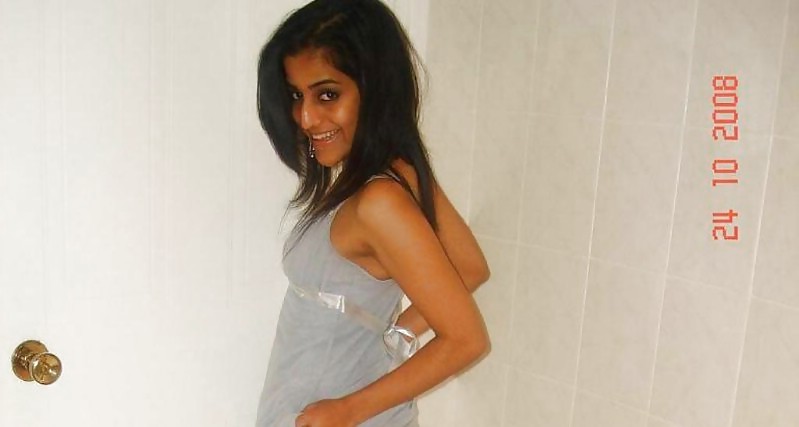 Sexy Pakistani Teen Girl In Dubai Showing Her Cute Ass #21791961