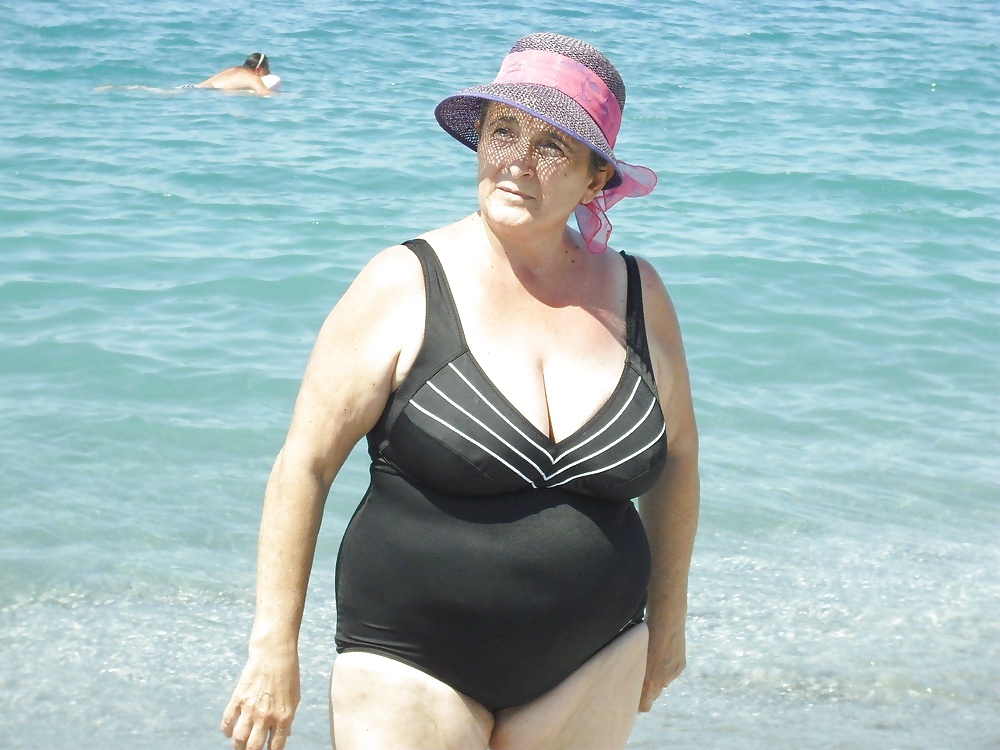 Nonne sulla spiaggia 3
 #11249809