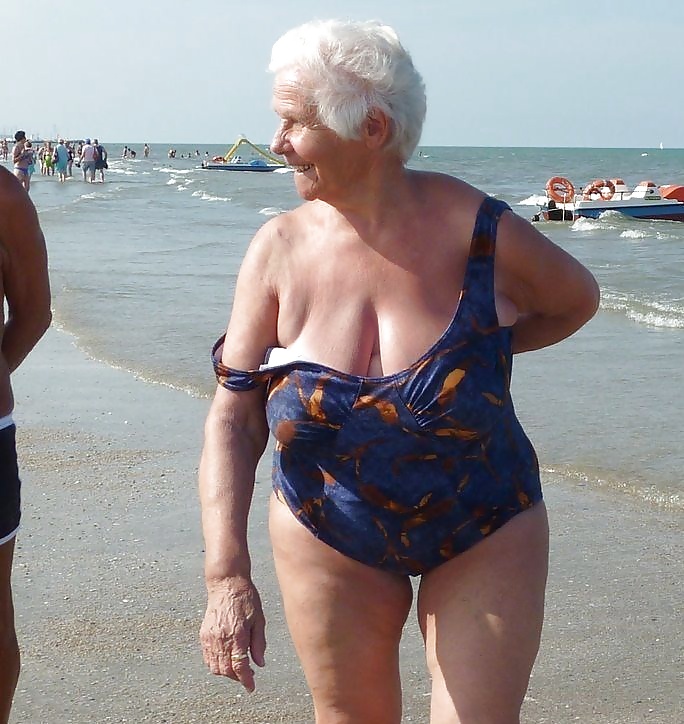 Nonne sulla spiaggia 3
 #11249817