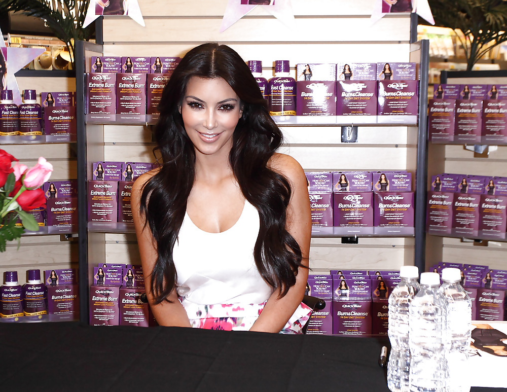 Kim Kardashian Quiktrim Förderung In Miami Beach #2069432