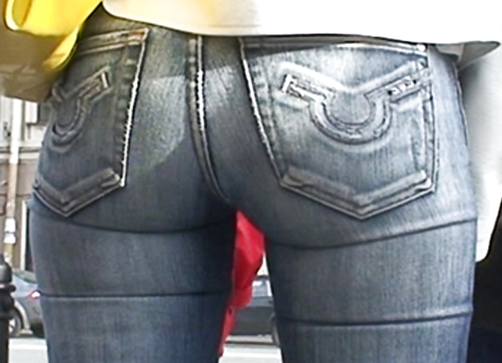 Culos redondos en los pantalones vaqueros de ajuste perfecto
 #2406842