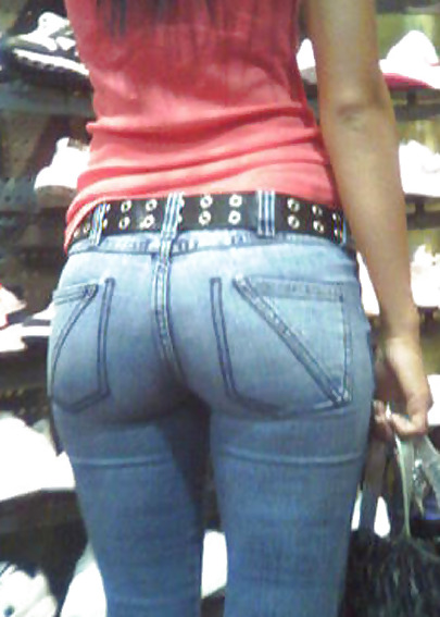 Culos redondos en los pantalones vaqueros de ajuste perfecto
 #2406859