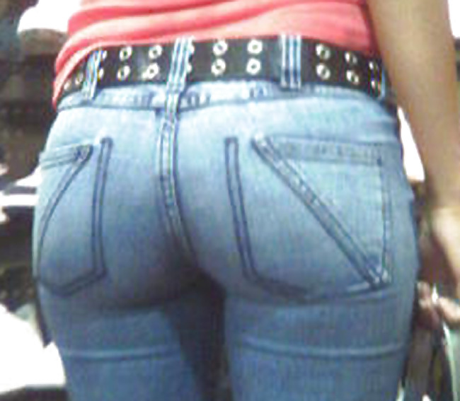 Culos redondos en los pantalones vaqueros de ajuste perfecto
 #2406873