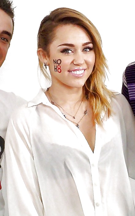 Miley cyrus disfrutando de una paja sobre miley :)
 #16519070