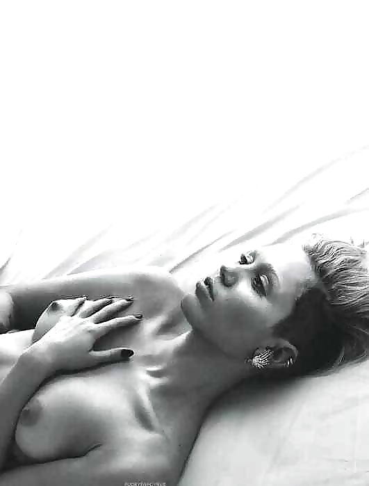 Miley CYRUS TOPLESS & SHOWING ASS #22168582