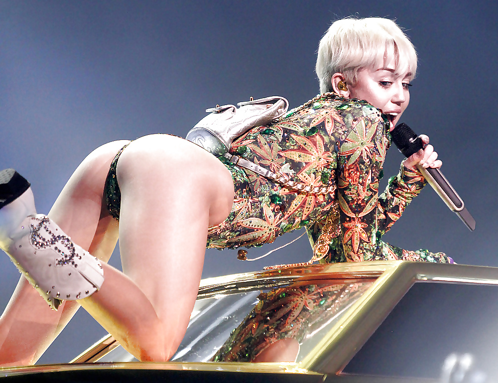 Miley Cyrus Topless & Zeigt Ass #22168605
