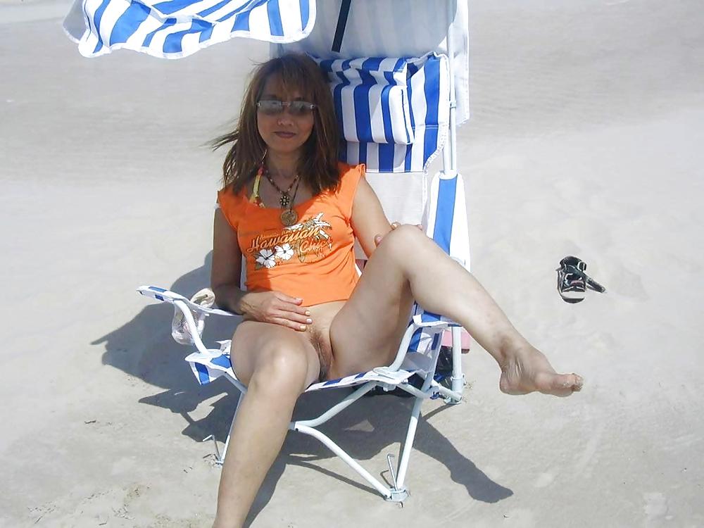 Milfs Sur La Plage - 11 #13096655