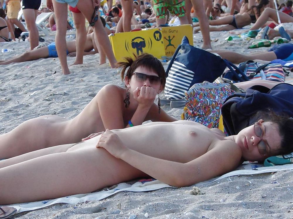 Nudisti maturi in spiaggia
 #4834715