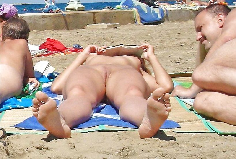 Nudisti maturi in spiaggia
 #4834852