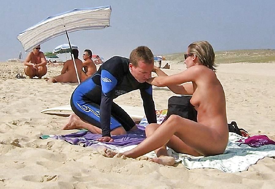 Nudisti maturi in spiaggia
 #4834879