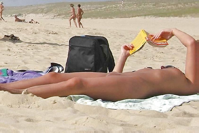 Nudisti maturi in spiaggia
 #4834887