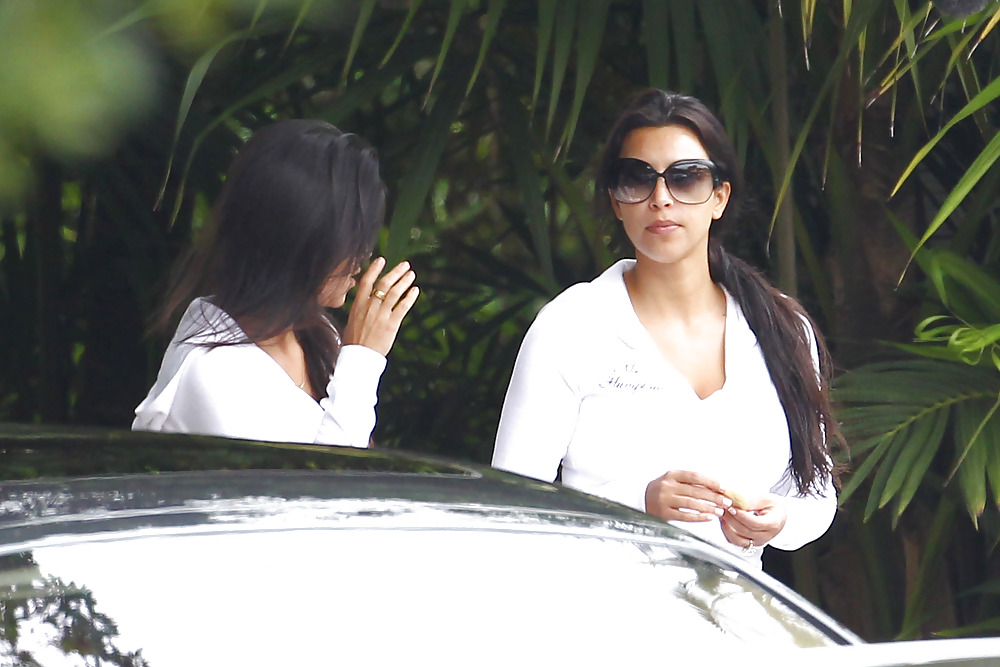 Kim Kardashian Leaving the 4 season hotel