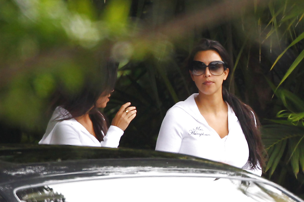 Kim Kardashian Leaving the 4 season hotel #5300325