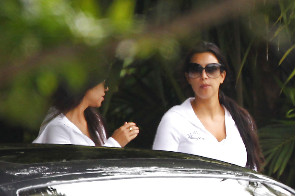 Kim Kardashian Leaving the 4 season hotel #5300339