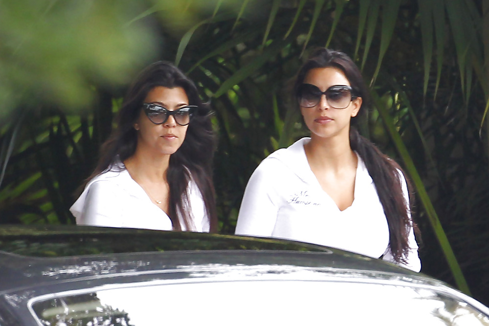 Kim Kardashian che lascia il 4 season hotel
 #5300347