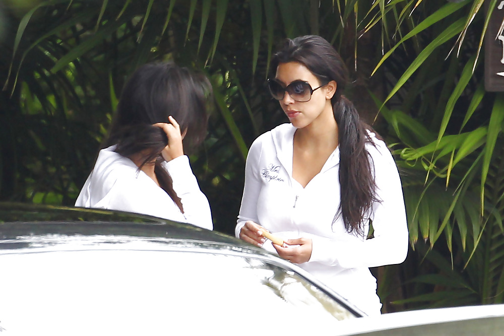 Kim Kardashian Leaving the 4 season hotel #5300367