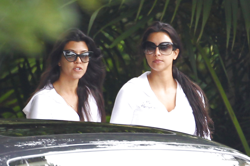 Kim Kardashian Leaving the 4 season hotel #5300375